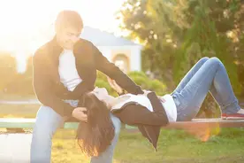 第一次带男朋友见父母，我爸张口就说：能问一个冒昧的问题吗？图片