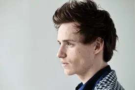 出身显赫，和威廉王子是同学，奥斯卡影帝演绎首个跨性别之恋图片