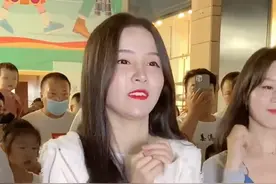 网红惠子户外跳舞，无美颜滤镜路人视角，有种广场舞大妈既视感图片