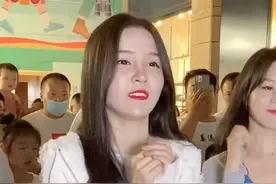 网红惠子户外跳舞，无美颜滤镜路人视角，有种广场舞大妈既视感图片