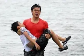 两孩子落水先救谁？爸爸先救自己孩子被骂自私，回怼让网友闭嘴图片