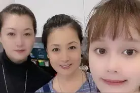 赵本山女儿罕晒家庭合照！马丽娟和亲姐如复制粘贴，全家气质出众图片