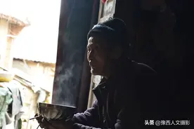95岁爷爷和儿子三人居住山顶悬崖村，种地放牛，提起来过去就哭图片