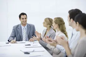 老板说：咱们公司是军事化管理，要求绝对服从，朋友圈每天发20条图片