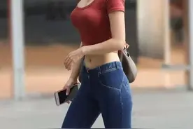 非常凹造型的一组穿搭，短打T恤＋高腰牛仔裤，更显高级质感图片