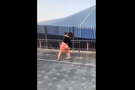 上海迪士尼两女子激烈扭打，扯衣服薅头发战力惊人，吓坏孩子：妈妈别打了图片