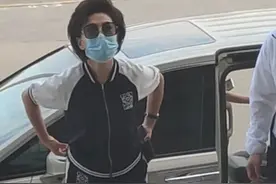 海霞生活照罕见曝光，穿运动套装像遛弯奶奶，身姿挺拔站姿超霸气图片