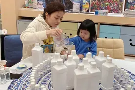 甘比庆42岁生日，长女亲手做蛋糕，幼女弹琴祝福，儿子礼物最喜欢图片