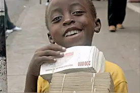 坐公交3万亿，买鸡蛋几十亿，非洲津巴布韦曾一度穷得只剩下钱图片