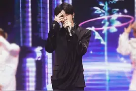 蔡徐坤穿绸缎黑西装对镜飞吻，《情人》舞台首秀全开麦超稳图片