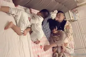 一家4口“同睡照”火了，画面搞笑又让人心疼，网友：孩子是意外图片
