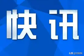 老人往公交车上扔了个塑料袋，然后转身就走图片