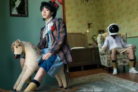 华晨宇《红秀》封面，兔耳发箍玩偶玫瑰花，王子误入爱丽丝仙境图片