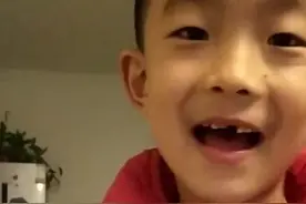 （视频）@太原人！7岁男孩偷留2块鸡肉给妈妈图片