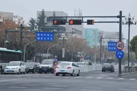 右转不用等红灯，为什么还扣我6分？交警：这3点不懂，扣分能怪谁图片