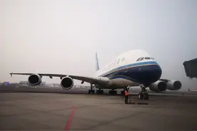 南航A380于18:09落地双流机场 明日试飞天府国际机场图片