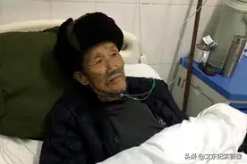 8旬抗战老兵生病住院，病床前期盼患癌孙子早日归来图片