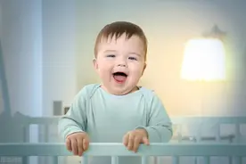 不吼睡、不哄睡，如何让孩子晚上自己睡？一个字：“装”就得了图片