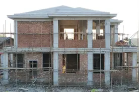 实拍农村瓦工砌墙过程，老师傅说他一天能砌2000块，工价合适不？视频封面