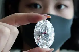 科学家造出了一种玻璃，比钻石还硬，可以切割钻石图片