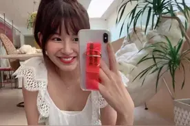 张子萱二胎后更年轻，穿“娃娃衫”配牛仔裤，扎个丸子头美若18岁图片
