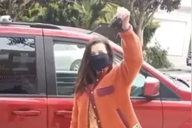 美国女子发起“发卡换房子”挑战，两个月就已经换到一辆面包车图片
