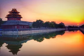 景山公园位于北京市西城区景山前街，坐落在明清北京城的中轴线上图片