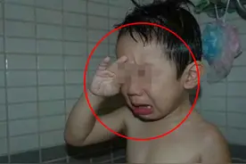 3岁男孩一洗澡就哭闹，医生检查后未见异常，奶奶无奈道出原因图片