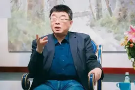 邱毅与小12岁娇妻离婚，三个孩子成精神寄托，提到前妻仍泪流满面图片