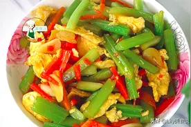 炒芹菜时，先焯水或直接炒都不对，牢记三个技巧，芹菜脆嫩不塞牙图片