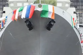 印度新舰在俄罗斯下水，却挂错了国旗，用3块布条冒充也太抠了图片