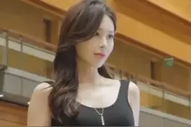 抖音“最美车模”火了，紧身泳衣套裤子，网友：不露也可以很美图片