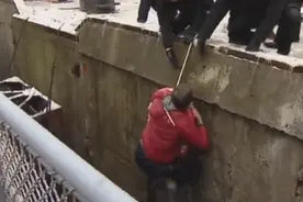 隐身+火力超凶！俄新型护卫舰“轰鸣”号正式入列 现场摄影师不慎落水图片