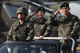 韩军首位女少将，1990年参军，执掌陆航部队，获得过很多奖章图片