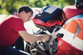 小伙开摩托车维修店，一个月收入15万，背后经营模式值得借鉴图片