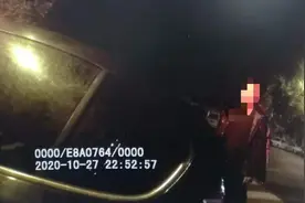 奋不顾身跳河救人 勇敢无畏赢得赞誉图片