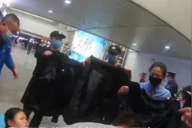 21岁孕妈5分钟急产，火车站民警建“人墙”当产房，母子皆安图片