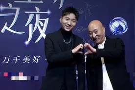 陈佩斯父子红毯首秀，他穿布鞋太朴素，90后儿子发福似爸戴假发图片