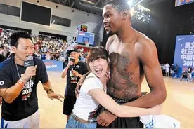 NBA女球迷有多疯狂？喝剩水 闻臭鞋 还有人用“美人计”图片