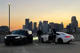 炫富！波尔津吉斯兄弟开路虎+奔驰出游，铂金一屁股坐大奔顶棚上图片