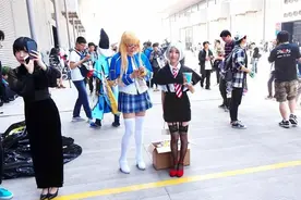 16岁少女小尤奈撩裙拍照，一己之力带火广州漫展，你不害臊吗？图片