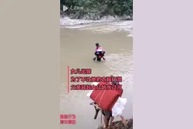 爸爸的爱，始终坚固：父亲背起出嫁女儿蹚水过河图片