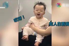 “害羞宝宝”走红，发现被偷看害羞扎进妈妈怀里，网友：心都化了图片