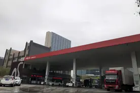 在加油站上班是啥感觉？加油枪磨得手起水泡，不少人还是高学历图片