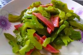 苦瓜外形难看，味道又苦，为什么很多人还爱吃它？夏季降火首选它图片