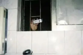 男子偷窥1楼女邻居洗澡，自称碰巧遇到：跟老婆分居倍感寂寞，拍摄多条视频图片