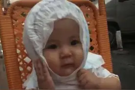 宝妈带宝宝出门突然下起雨，宝妈急中生智的做法，让人忍不住想笑图片