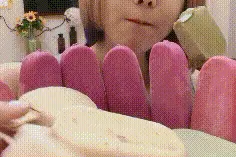 40张搞笑动图 家有二货女友太调皮，拿着冰棍当饭吃图片