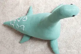 DIY缝纫教程：制作可爱的尼斯湖“怪兽”布艺玩偶图片