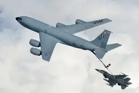 空中加油有多危险？美军最优秀飞行员也会栽它手上图片